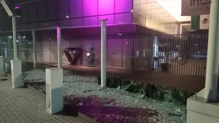 Encapuchados vandalizan oficinas del Inai; destruyen puertas y ventanas de cristal