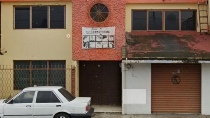 FUERTE VIDEO: A plena luz del día, sicarios irrumpen en barbería de Michoacán y matan a joven