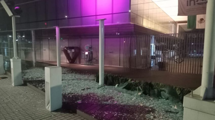 Encapuchados vandalizan oficinas del Inai; destruyen puertas y ventanas de cristal