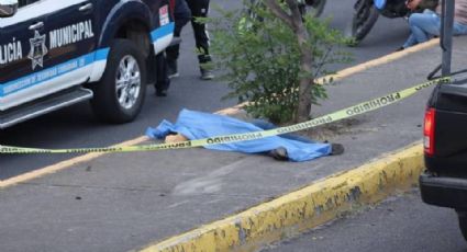 Muere mujer tras derrapar su moto y estrellarse con un muro de contención en Naucalpan