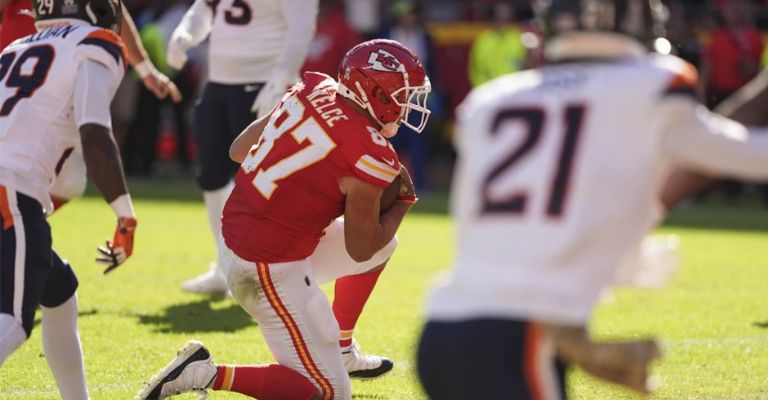 Kelce anota en medio de varios defensivos de Denver