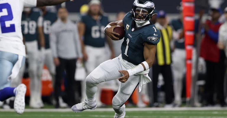 Hurts estuvo muy activo pasando y corriendo