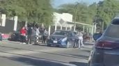 Foto ilustrativa de la nota titulada Conductor arrolla a manifestantes frente a una primaria en Hermosillo; fue detenido