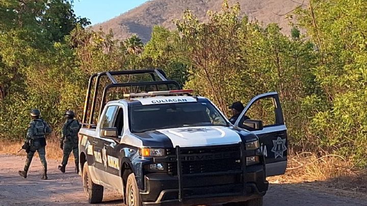Sicarios abandonan cuerpo envuelto en plástico en la carretera Culiacán-Sanalona