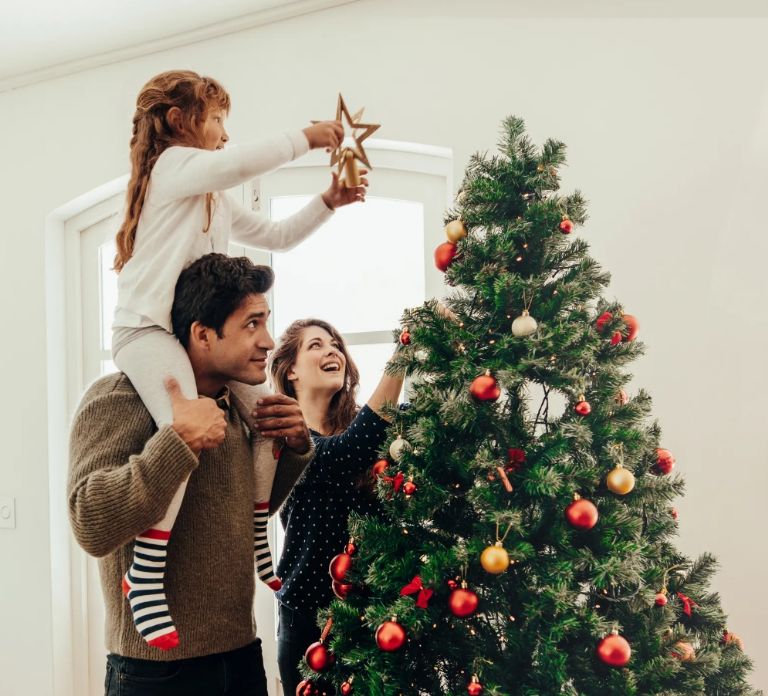 Poner el árbol de Navidad puede ser una actividad para reforzar la unión familiar