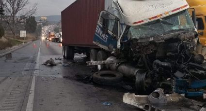 Caos en la México-Querétaro por fuerte choque: Se registra carambola y tráiler destruido