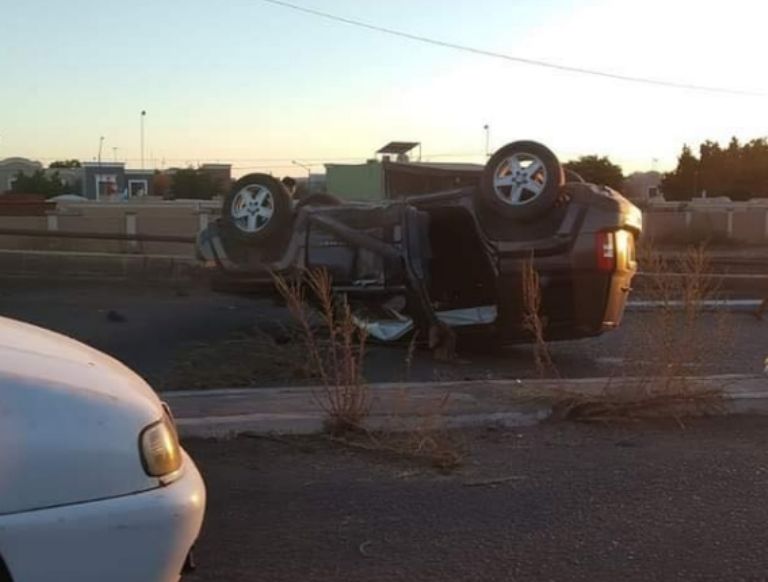 La camioneta Jeep Patriot quedó llantas arriba tras el choque