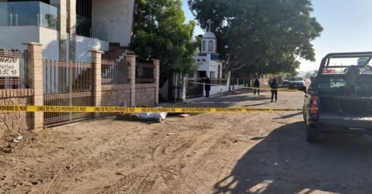 Los cuerpos estaban cubiertos con una lona blanca.