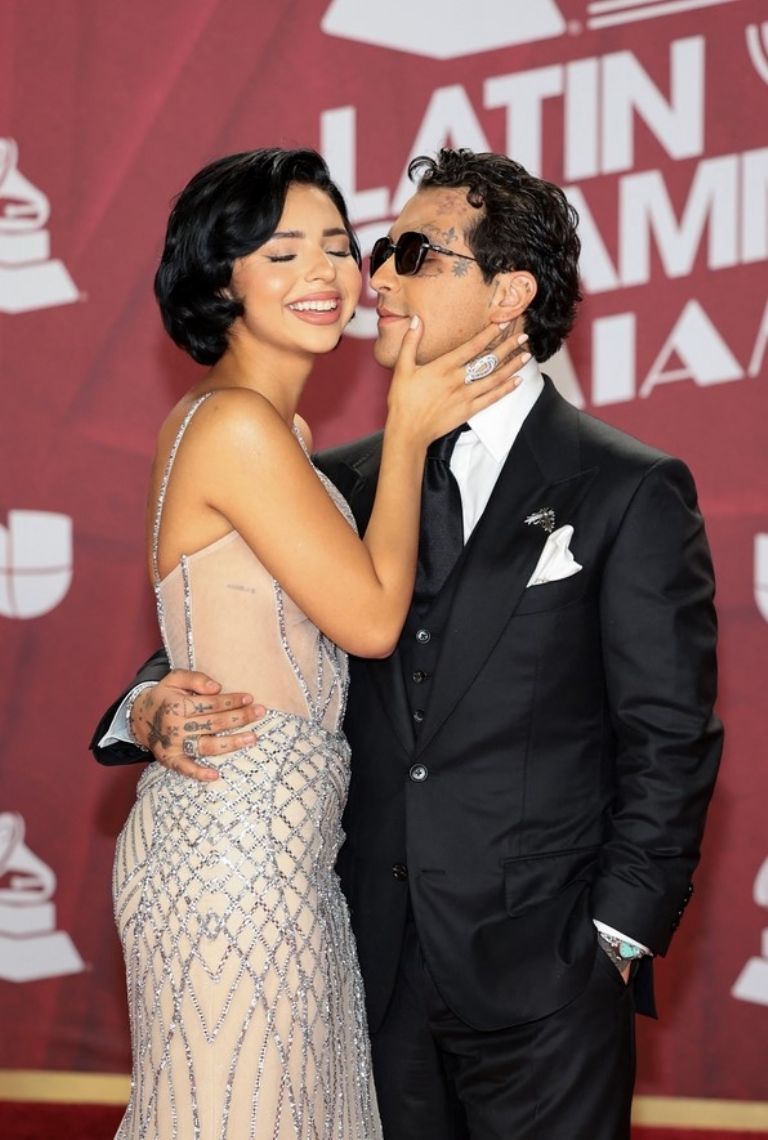 Ángela Aguilar le arma berrinche a Nodal en los Latin Grammy