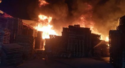 VIDEO: Fuerte incendio consume almacén de tarimas en Tepotzotlán; bomberos en el lugar