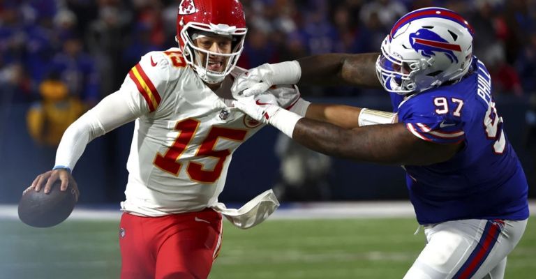 Mahomes fue muy presionado por la defensiva de Buffalo