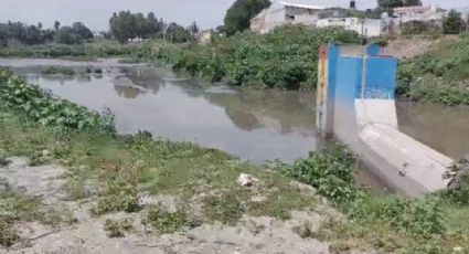 Encuentran el cuerpo de hombre desparecido flotando sobre aguas negras en Puebla