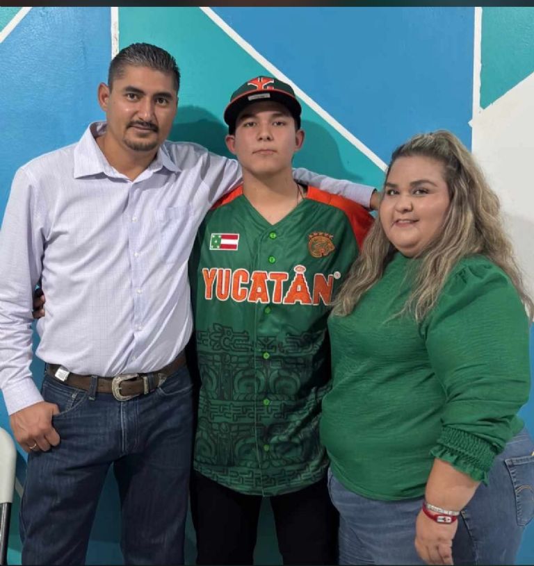 Padres de Iker presentes en la firma