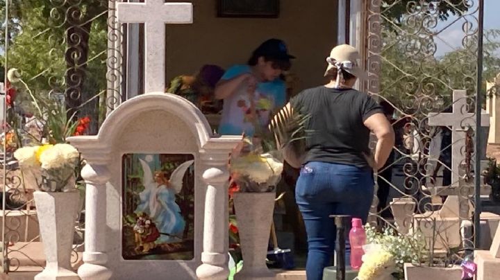 Cajemenses acuden a los panteones locales para celebrar el Día de Muertos
