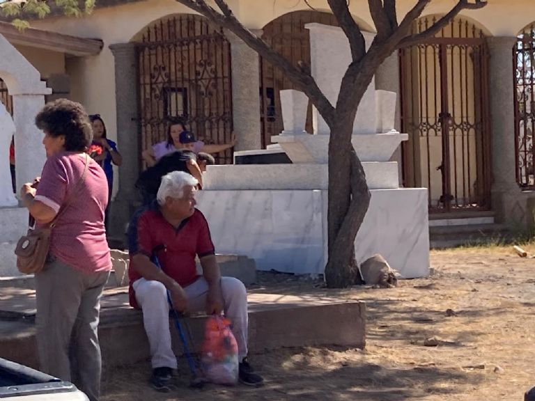 Cajemenses acuden a los panteones locales para celebrar el Día de Muertos