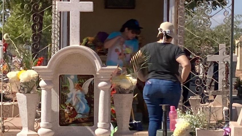 Cajemenses acuden a los panteones locales para celebrar el Día de Muertos