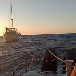 Marinos rescatan a tres veleristas estadounidenses varados en la bahía de Guaymas