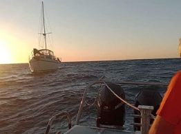 Marinos rescatan a tres veleristas estadounidenses varados en la bahía de Guaymas