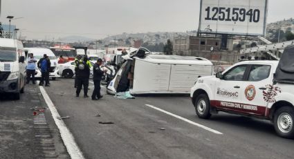 VIDEO: Combi se vuelca en la autopista México-Pachuca y genera caos en Ecatepec