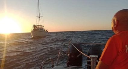 Marinos rescatan a tres veleristas estadounidenses varados en la bahía de Guaymas