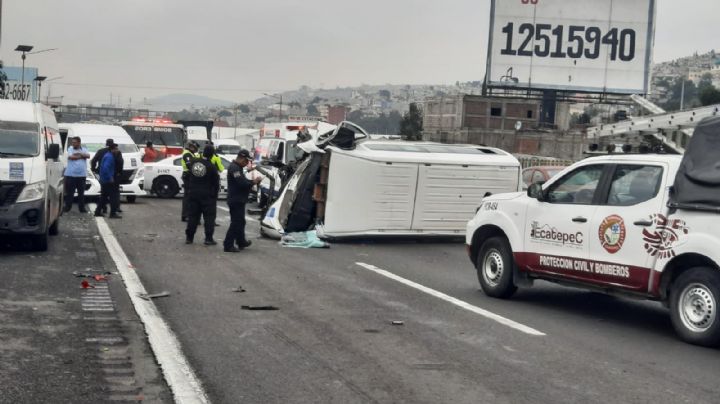 VIDEO: Combi se vuelca en la autopista México-Pachuca y genera caos en Ecatepec