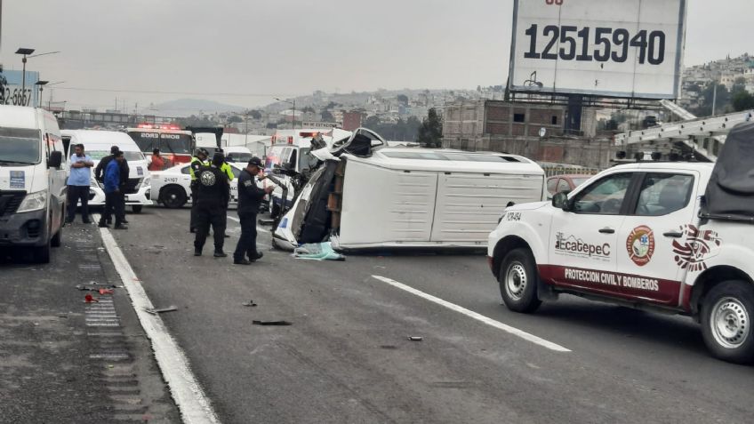 VIDEO: Combi se vuelca en la autopista México-Pachuca y genera caos en Ecatepec