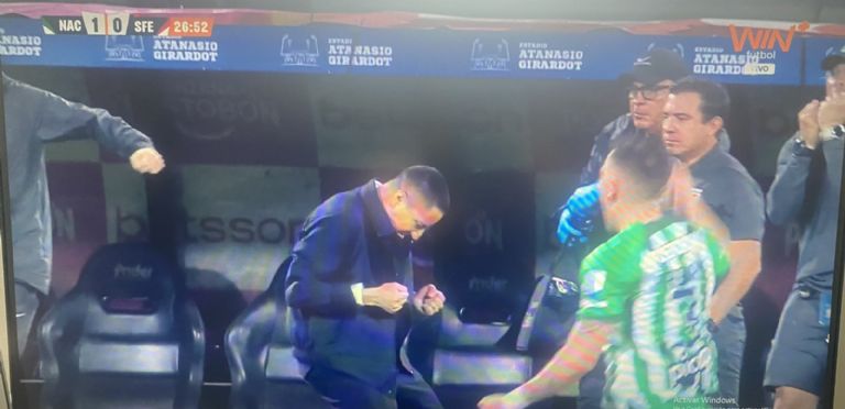 Expulsan a Efraín Juárez en Colombia