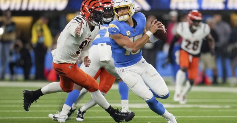 Justin Herbert dirige los controles ofensivos en Chargers