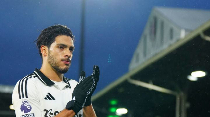 VIDEO: Raúl Jiménez hace el ridículo al fallar gol cantado con el Fulham