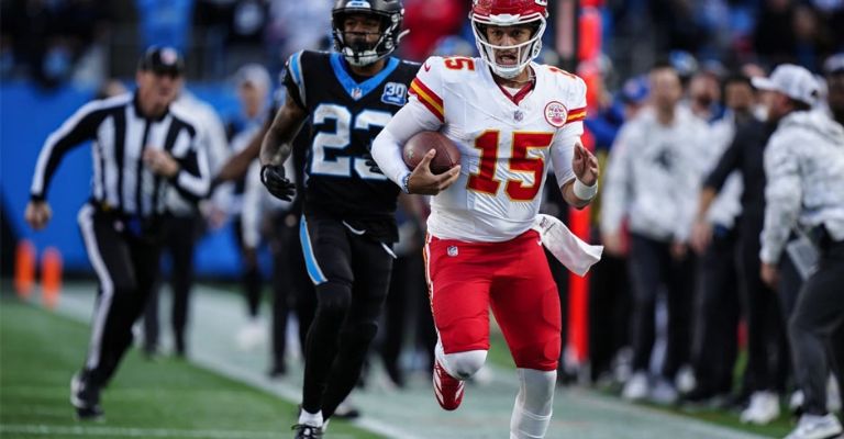 Mahomes se escapa del asedio de la defensiva de Carolina