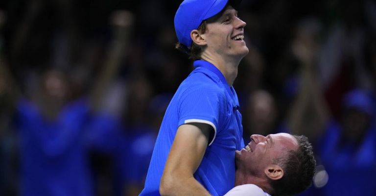 Volandri levanta en hombros a Sinner