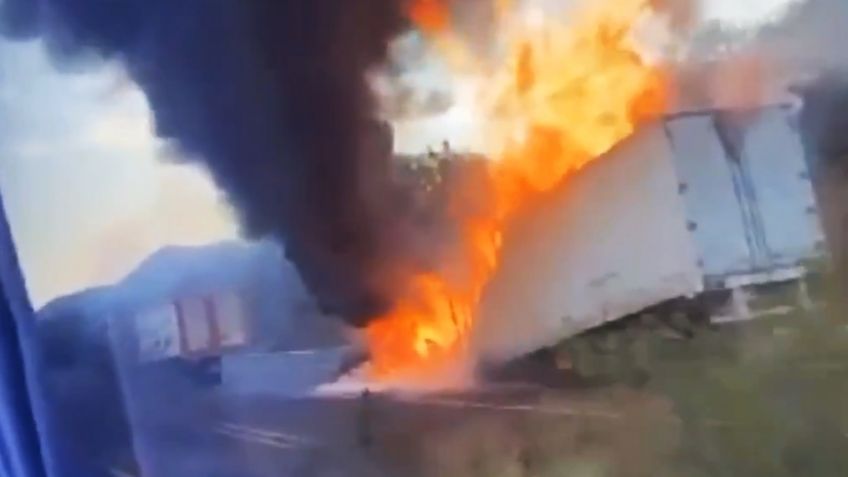 VIDEO: Reportan narcobloqueo, balaceras y tráileres incendiados en carretera de Sinaloa