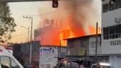 Foto ilustrativa de la nota titulada VIDEO: Fuerte incendio consume maderería en Nezahualcóyotl; se suspende el Mexibús