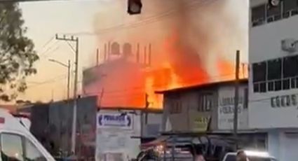 VIDEO: Fuerte incendio consume maderería en Nezahualcóyotl; se suspende el Mexibús