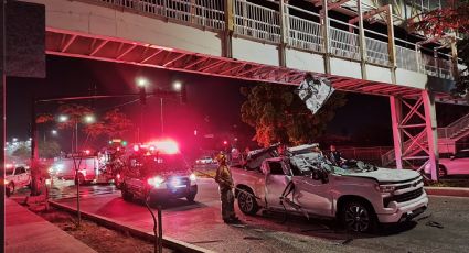 Aparatoso choque entre tráiler y puente peatonal en Hermosillo deja severos daños