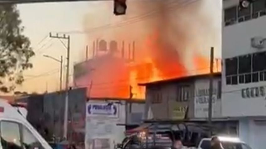VIDEO: Fuerte incendio consume maderería en Nezahualcóyotl; se suspende el Mexibús