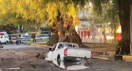 Se abre mega socavón en Ecatepec; camioneta termina hundida en el enorme hoyo