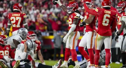 Con dudas, los Chiefs vencen a los Raiders y amarran su pase a playoffs