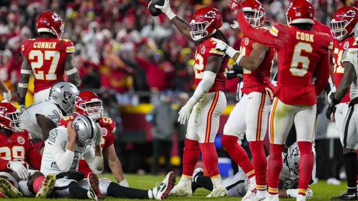 Con dudas, los Chiefs vencen a los Raiders y amarran su pase a playoffs