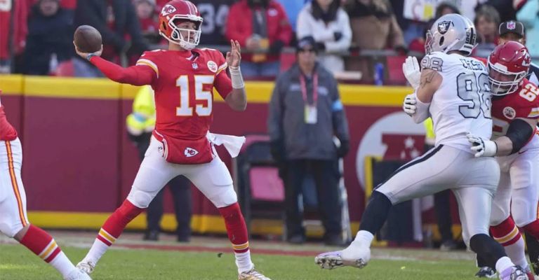 Mahomes es ahora el líder pasador histórico de Kansas