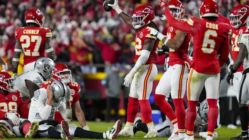 Con dudas, los Chiefs vencen a los Raiders y amarran su pase a playoffs