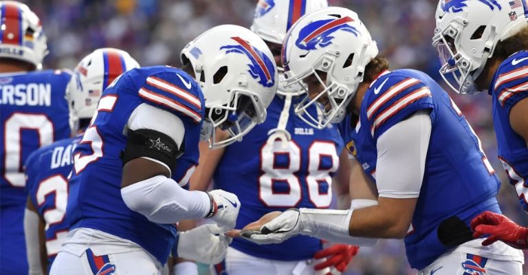 Allen y Morris festejan una de las anotaciones de Buffalo