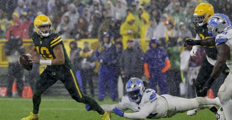 Love es presionado por la defensiva de Detroit