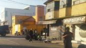 Foto ilustrativa de la nota titulada Imágenes fuertes: Sicarios atacan una barbería en Coacalco; un muerto y dos heridos