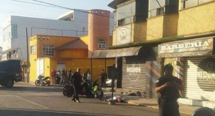 Imágenes fuertes: Sicarios atacan una barbería en Coacalco; un muerto y dos heridos