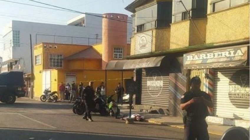 Imágenes fuertes: Sicarios atacan una barbería en Coacalco; un muerto y dos heridos
