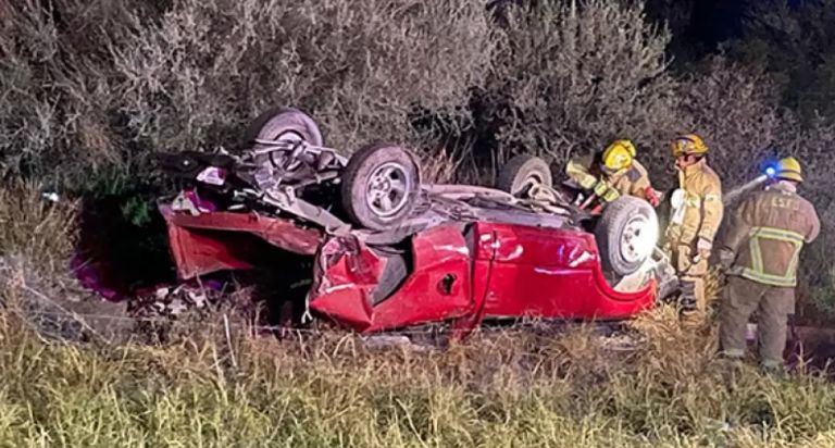 Tanto la camioneta como el vehículo se volcaron debido al impacto
