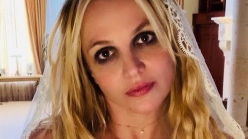 Llenaba estadios: Cantante caída en desgracia reaparece; vende pulseras y collares