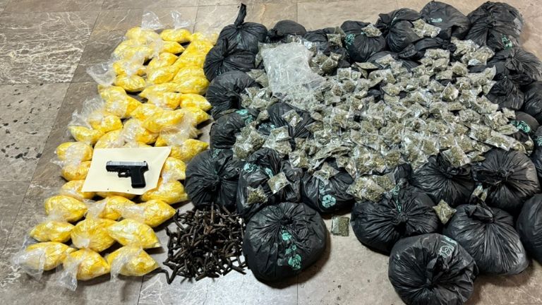 Droga y arma decomisada en Ciudad Obregón, Sonora