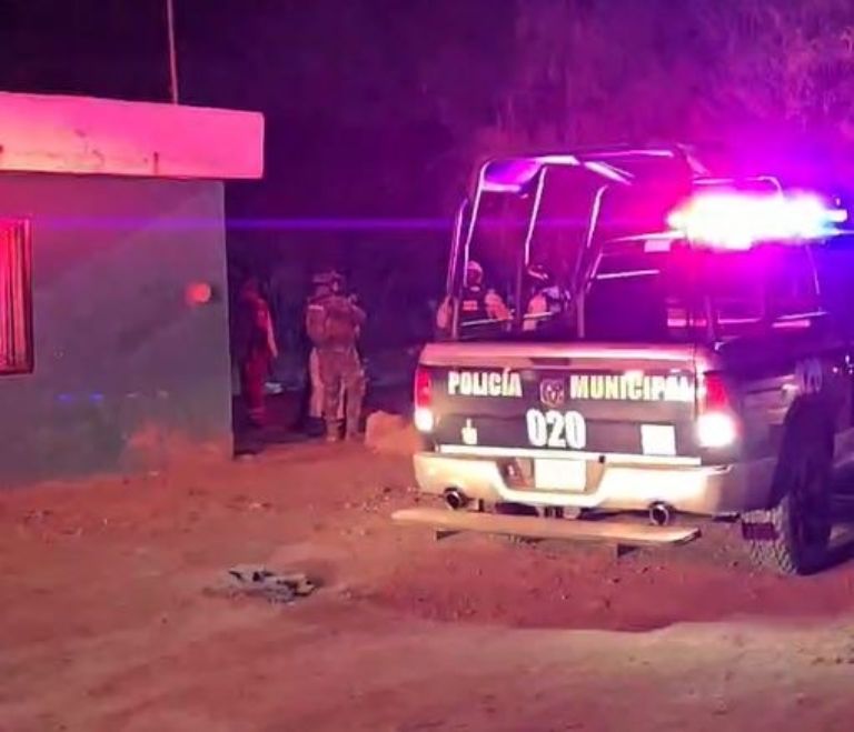 El cuerpo de la primera víctima quedó tendido en la vía pública